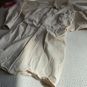 Cute Zara dress fits to the body